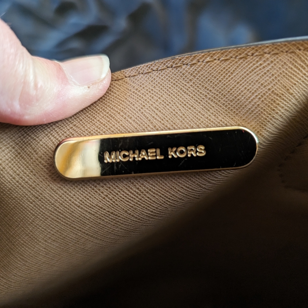 Micheal Kors Mercer yellow/ Gold purse - Picture 9 of 11